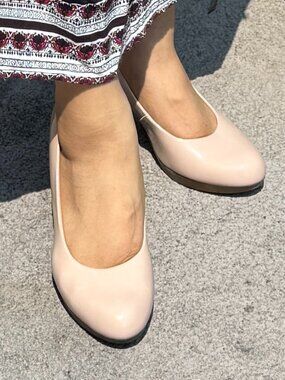 Clarks Adriel Viola Dusty Pink Patent Pumps, Nude Round Toe Heels US 7.5